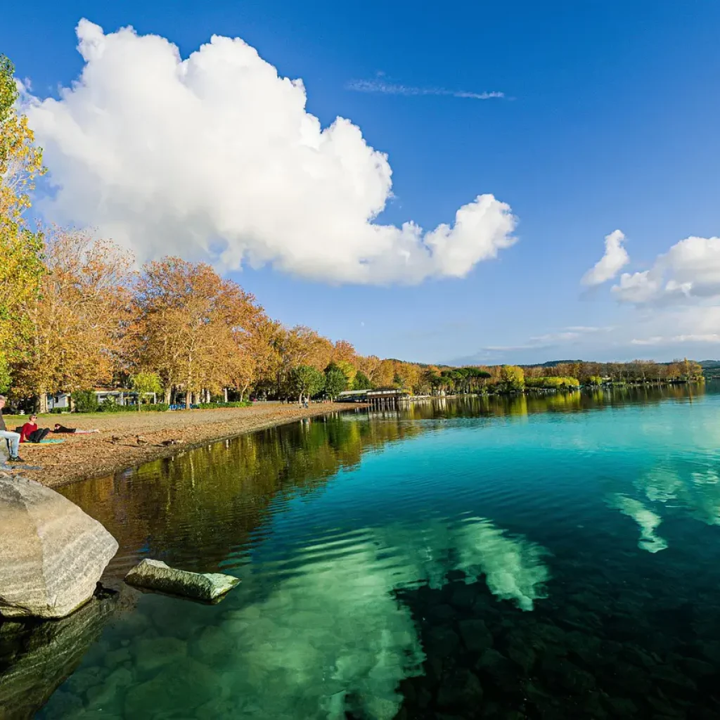 Spiaggia tranquilla sul Lago di Bolsena, Tuscia